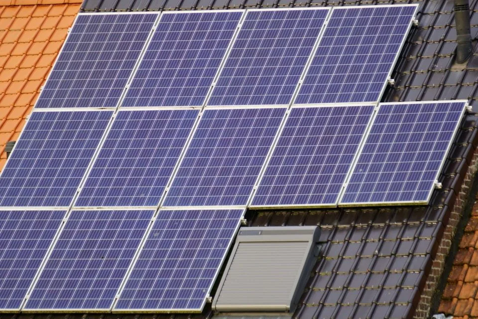 Photovoltaikmodule auf einem Ziegeldach in der Nahansicht